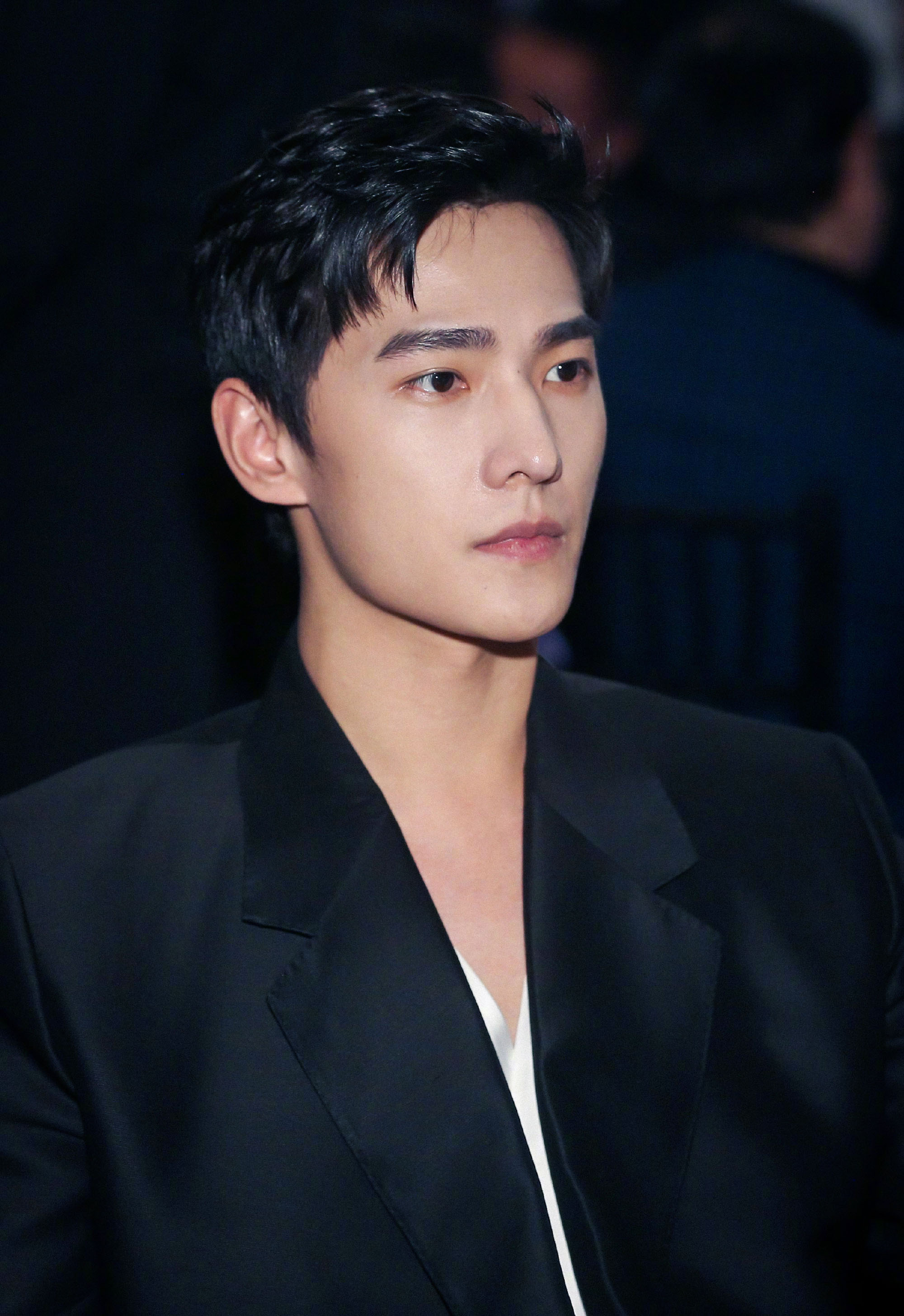 华晨宇同款棒球服搭配,华晨宇黑色西服穿搭图片