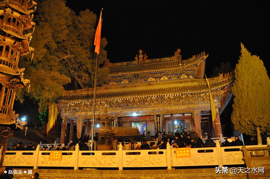 甘肃天水数万民众“上九朝观”祈福纳祥争烧头柱香！（组图）