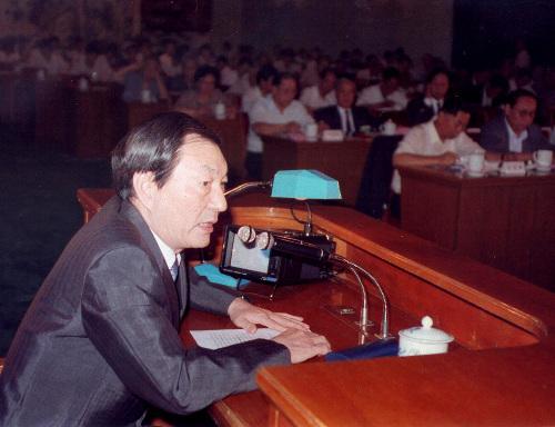 2000年日本主持人：“中国要日本道歉到啥时候”，*镕基朱**机智回应