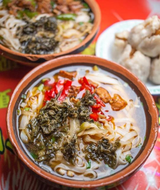 第一时间就是吃一碗广西特色米粉,湖南米粉最正宗的吃法