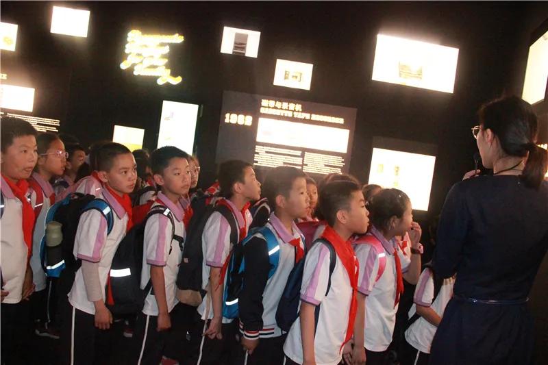 让教育和生活相连——青岛枣山小学开展年级研究性学习活动