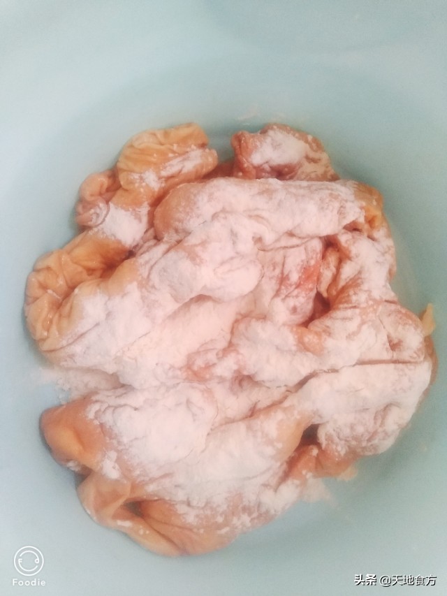 卤肉老店学技术,卤好的大肠怎么做卤煮火烧