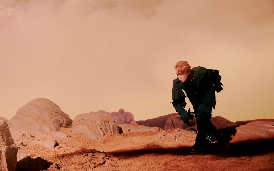 难为EXO的cody了！能找到这么多怪衣服，*钟金**仁用脸消化乞丐装