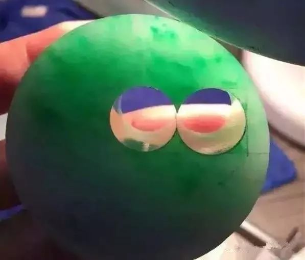 赌石切出一亿紫金石后众人傻眼,200块的赌石切出五彩翡翠