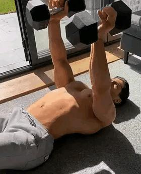 如何在家练出饱满胸肌?6个哑铃动作,帮你把胸肌练厚练饱满