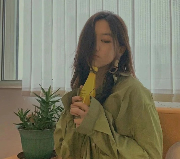 李嫣自信洒脱挺有星范,李嫣罕见穿西装套裙亮相