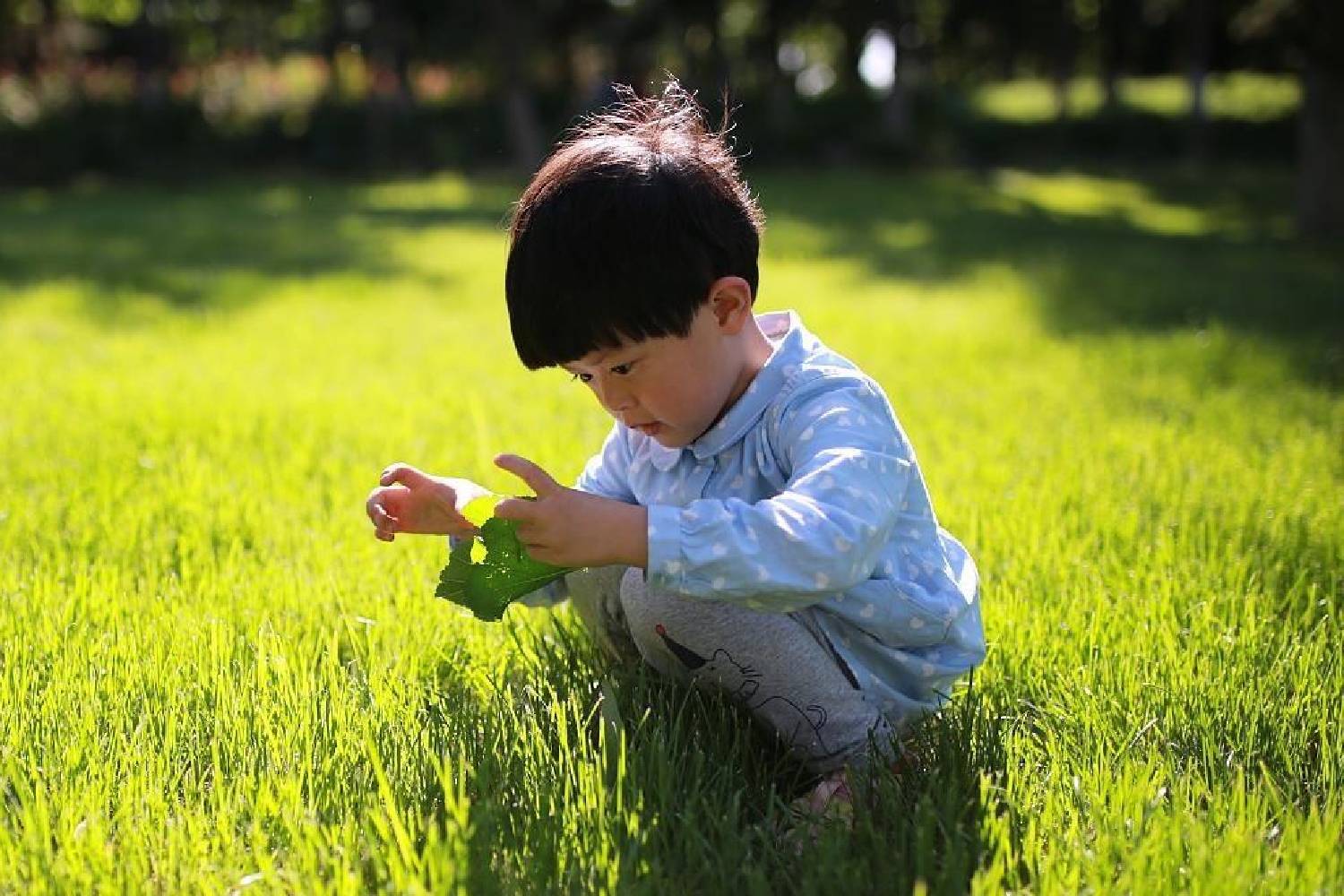 婴儿眼睛被戳到怎么判断严不严重,宝宝眼睛被戳了一直流泪严重吗