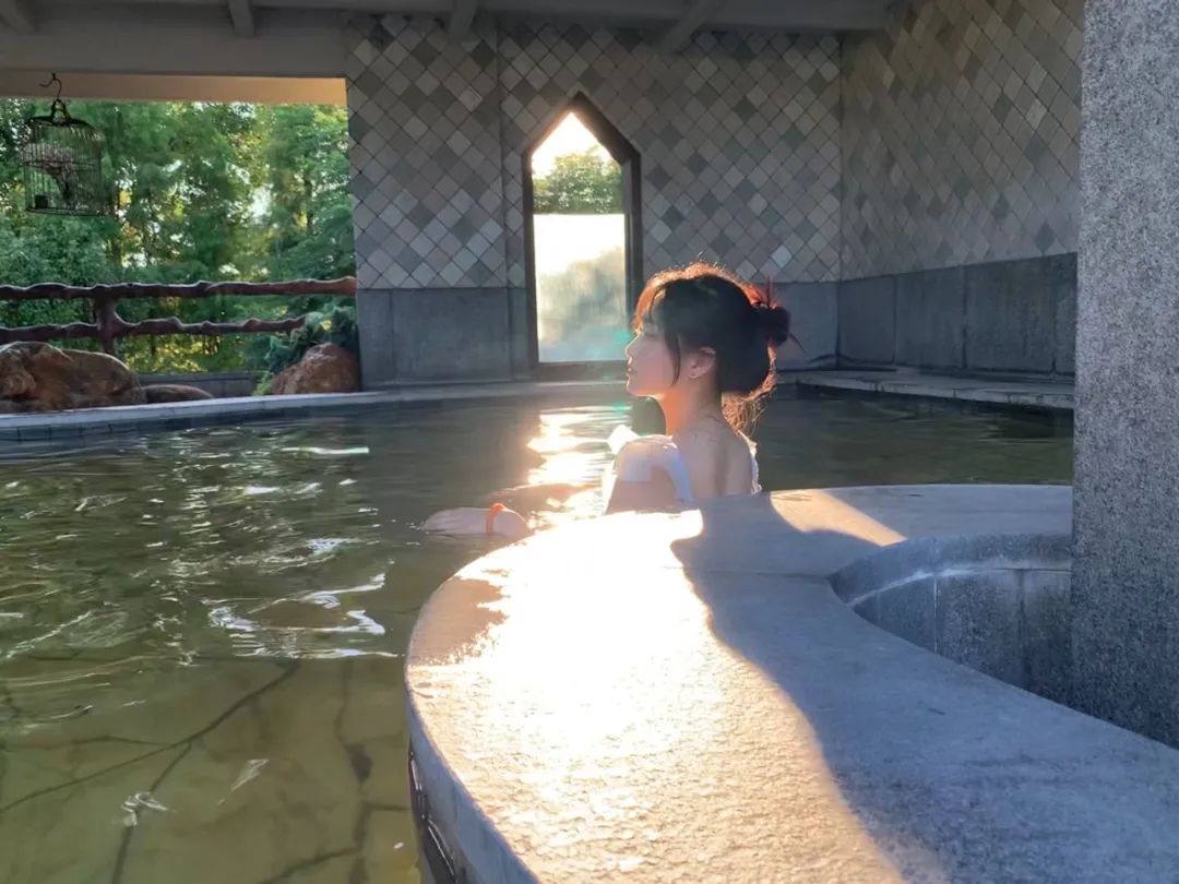 还没想好国庆去哪？自驾2.5小时，在秋日里泡温泉吃美食