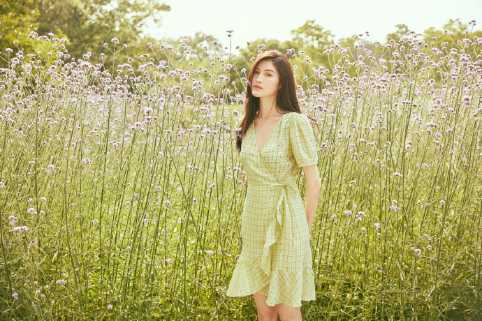 泫雅李沁,泫雅气质玫瑰花连衣裙