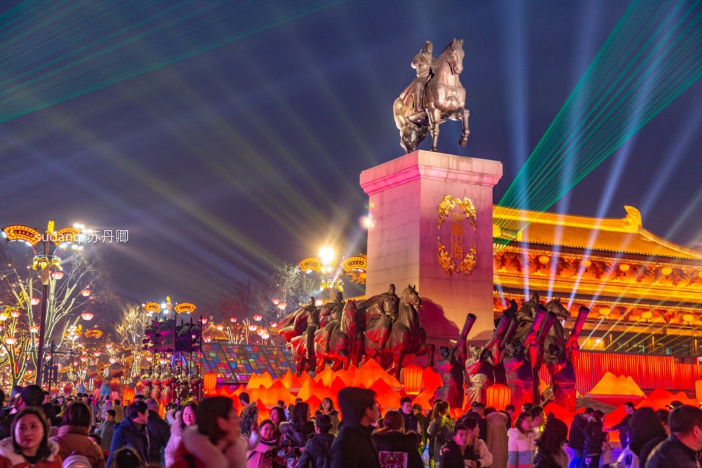 西安多家门店被换黑底白字门头,西安某街道招牌黑底白字