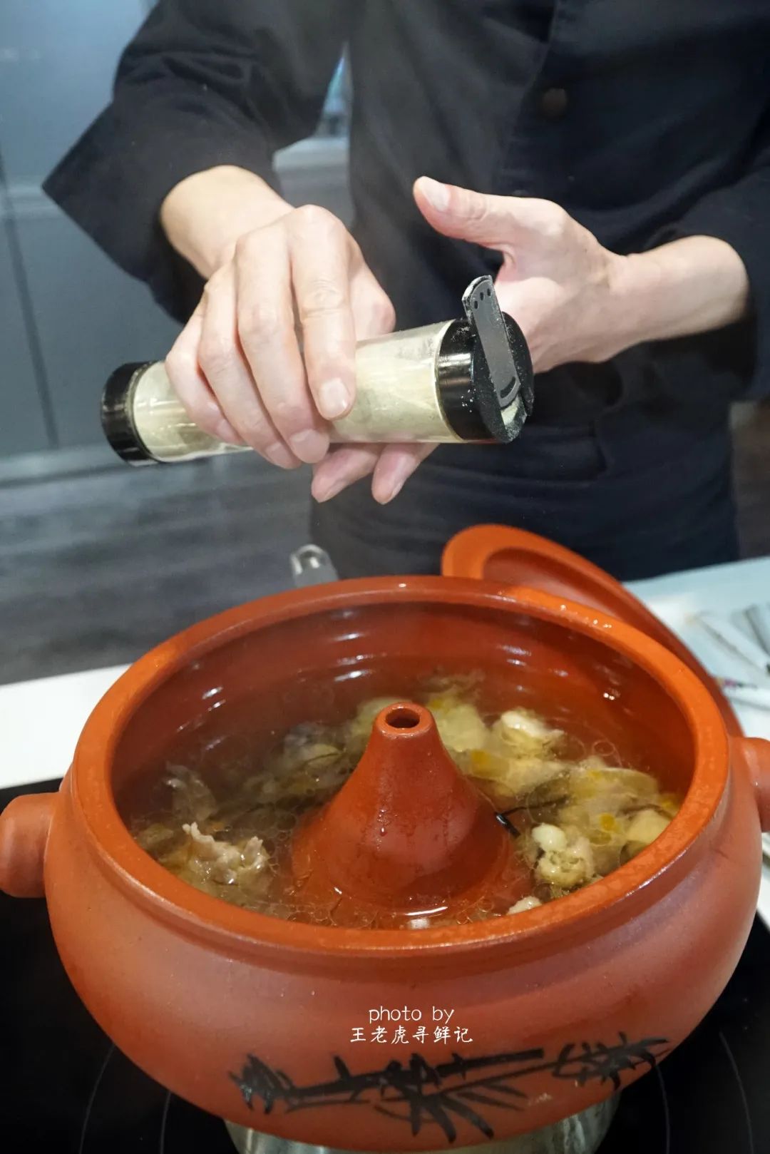 云南汽锅鸡春日养生好滋味,云南汽锅炖鸡