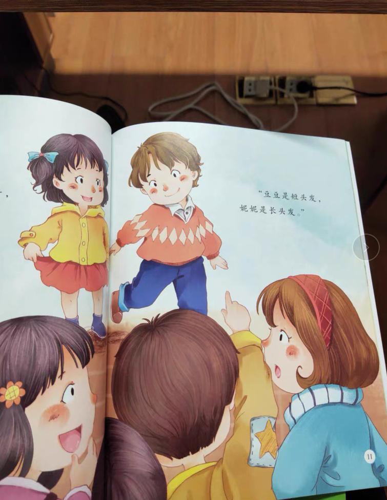 爸爸和16岁女儿当街亲嘴，“出格”行为多可怕，网友：越界的父爱