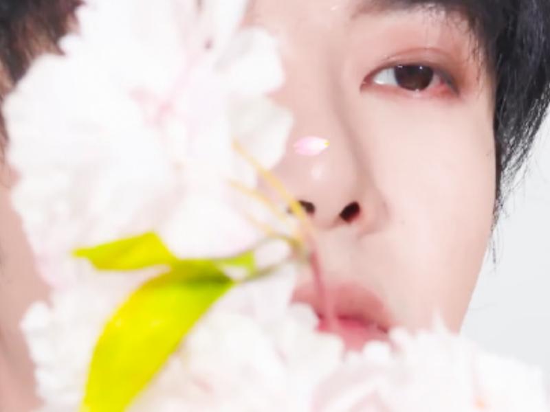 有种“整容”叫华晨宇拿花，本以为会影响颜值，却帅出新高度！