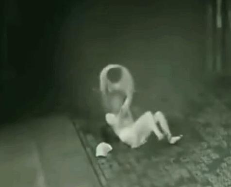 抓住了！陕西一女子深夜遭陌生男子锁脖殴打抢劫，警方回应