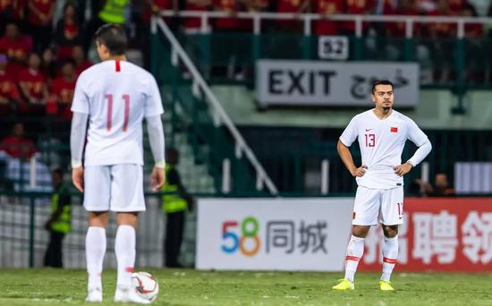 足球报：一地鸡毛岂止是国足中国足球不能只是笑话