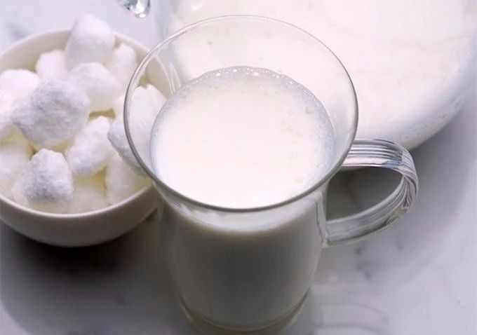 小奶猫是喝羊奶还是喝牛奶,布偶奶猫不吃猫粮只喝羊奶怎么办