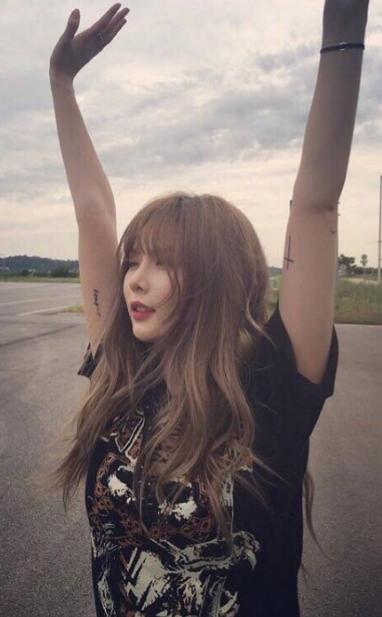 泫雅神级名场面,金泫雅在舞台上大秀恩爱