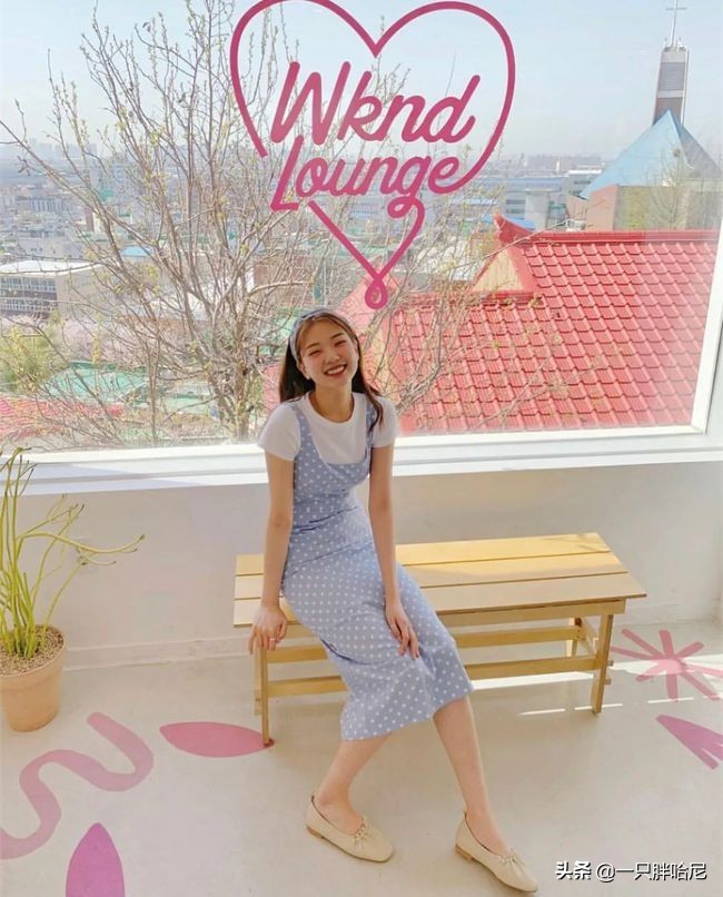 夏天穿鞋不要选这3个“颜色”，容易显脚黑，还不洋气