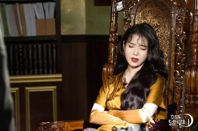 iu贵妇造型,iu纯白西装造型好美