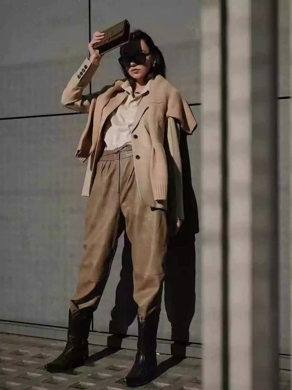 穿皮裤怎么搭配上衣相关视频,皮裤配什么鞋子比较好看