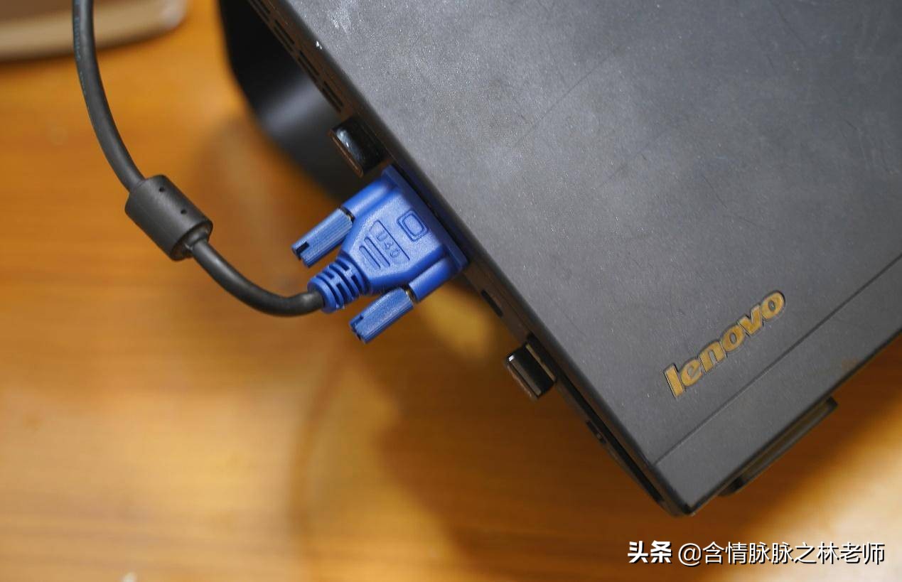 办公桌面打造,笔记本桌搭外接显示器精致布局