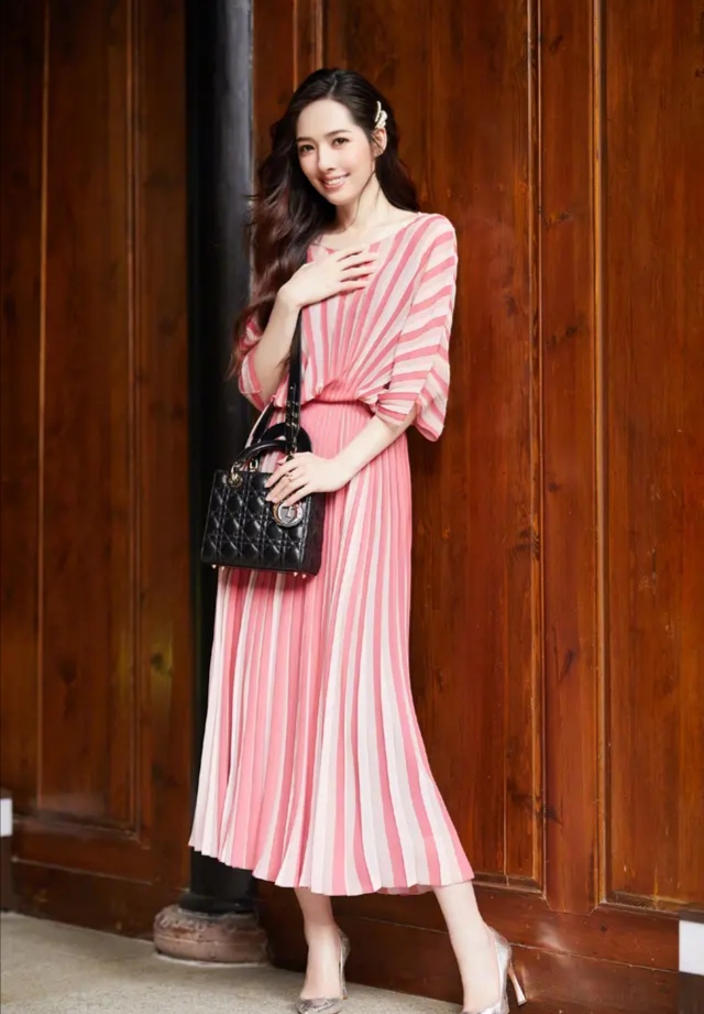 郭碧婷穿无袖超短裙现身,郭碧婷背心