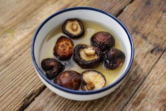 怎样泡干香菇又快又好,泡发香菇要不要焯过水