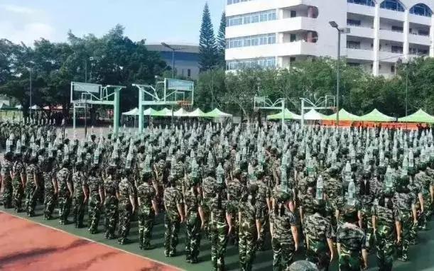 各高校军训放“大招”：踢手机、夹扑克，参训学生：教官，算你”狠”！