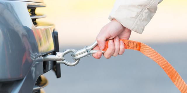 汽车没电打不着火，先别叫拖车，教你几招，不怕车子“趴路上”