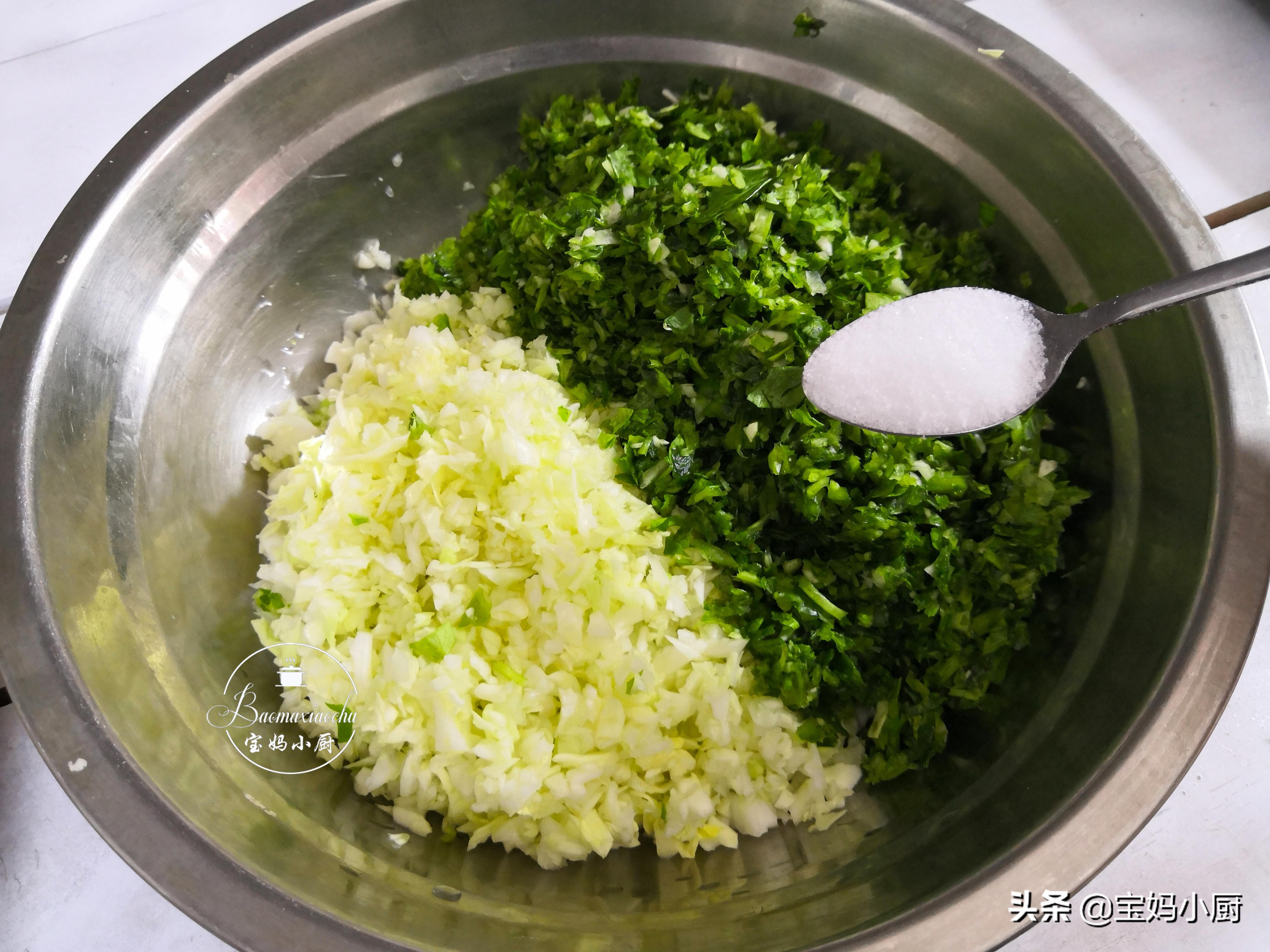 发面蒸包子怎么才能让包子软和,蒸包子不会包褶子