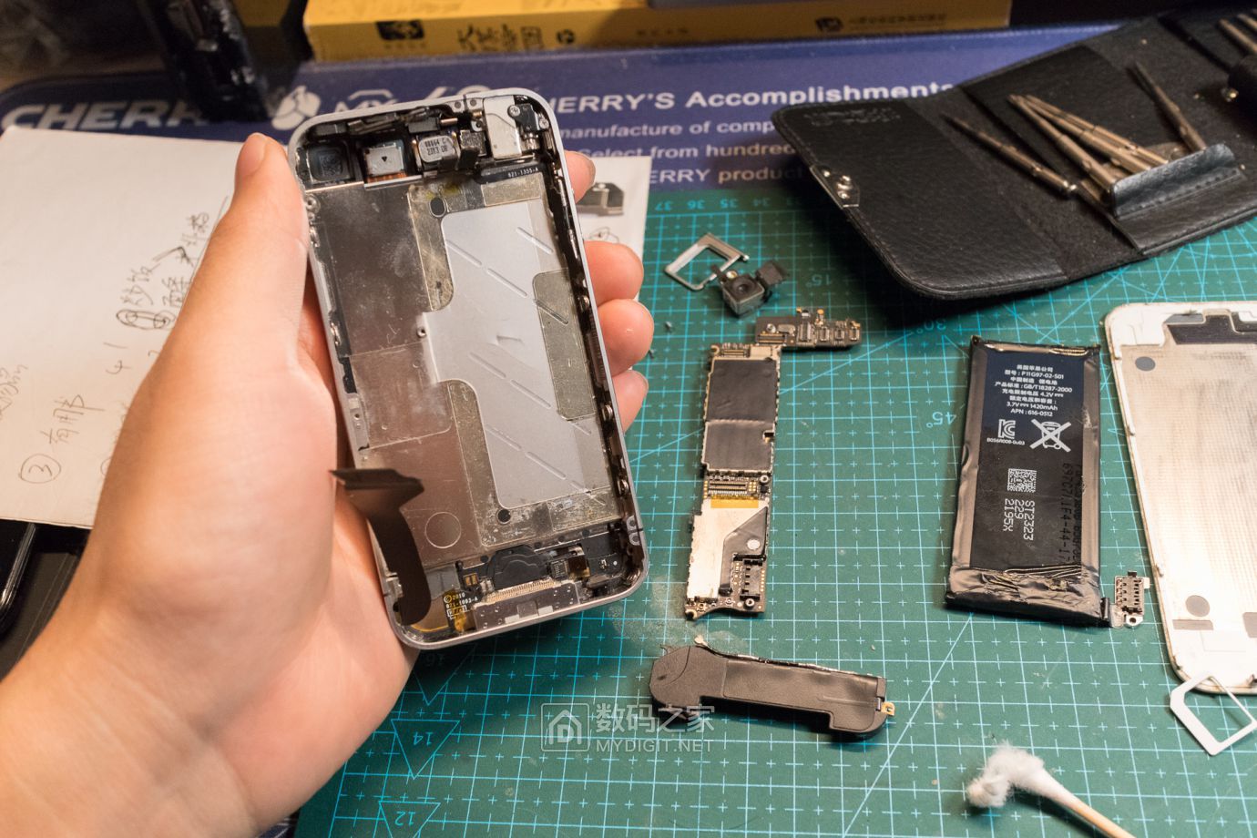 把未拆封的iphone4做成标本,iphone4被做成标本