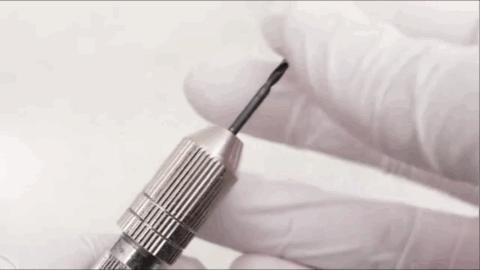 日本小哥用攒了一年的「指甲」给女友做了个钻戒？网友：妈呀变态