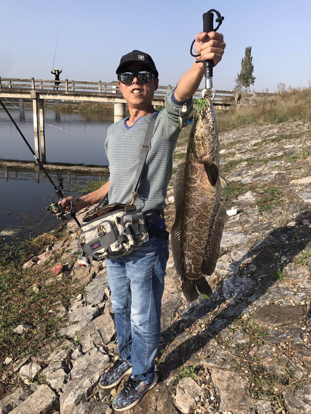 秋天天气变冷鱼不下底,秋天变天降温黑鱼开口吗