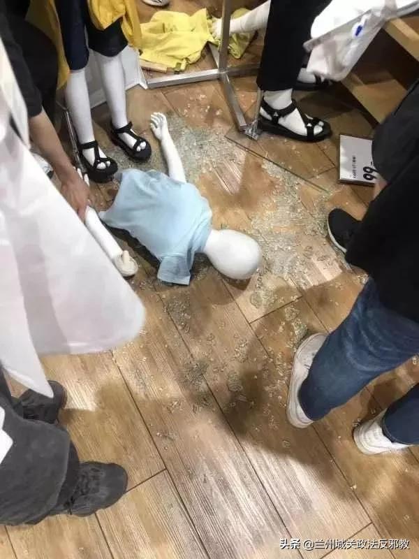 凶猛!一群国人攻陷巴黎老佛爷百货LV被迫限购