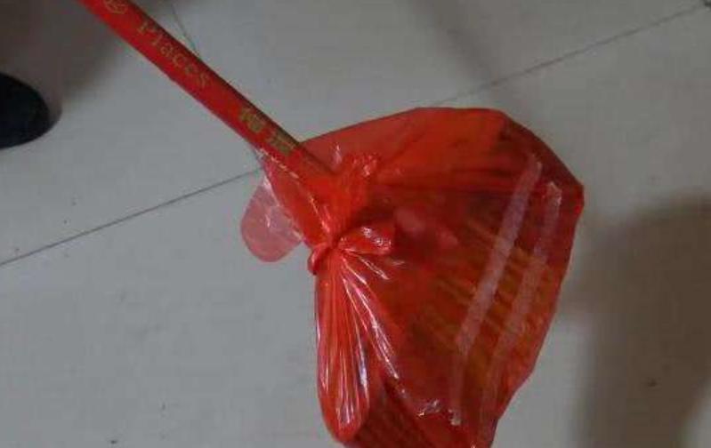 室内头发多到清不尽？教你一招，3秒就能解决，生活小妙招学起来