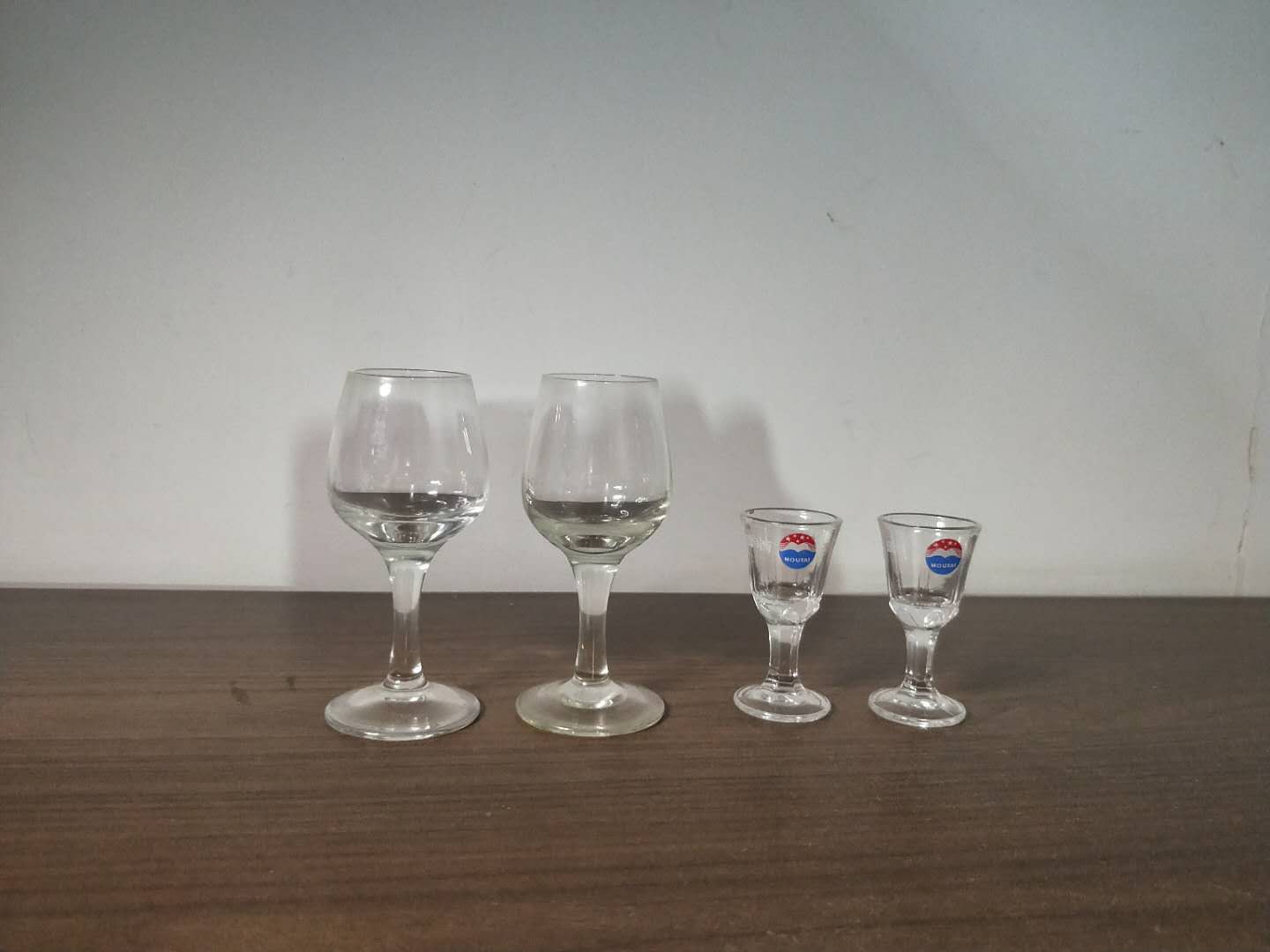 白酒品鉴自学,学会白酒的正确品酒方法和步骤