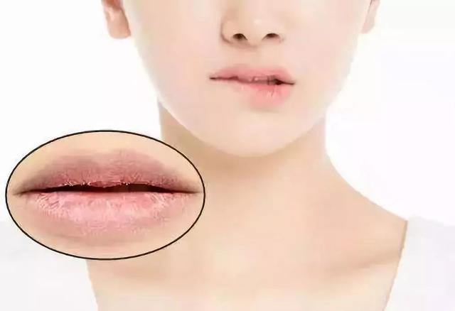 红霉素软膏作用与功效能治脚气吗,2块钱一支的红霉素