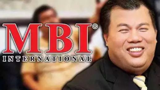 逾百名MBI的中国受害人在马来街头跪地哭诉