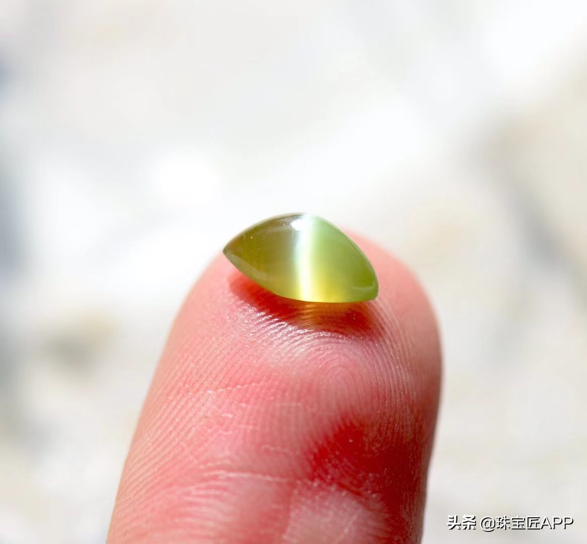 哪种宝石可能显猫眼效应,有猫眼效应却不值钱的宝石有哪些