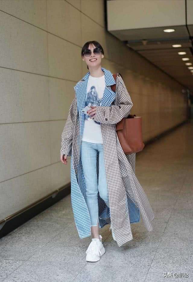 梁洛施马尾背带裙,梁洛施穿短裙子