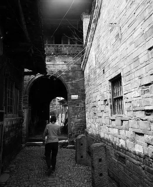 这个村庄一千年前建了个生态下水道，至今旱涝不惧