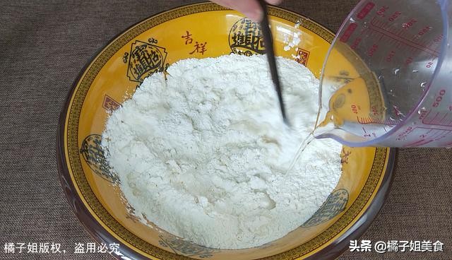 大厨教你一招做面条,半斤面粉面条怎么做有劲道