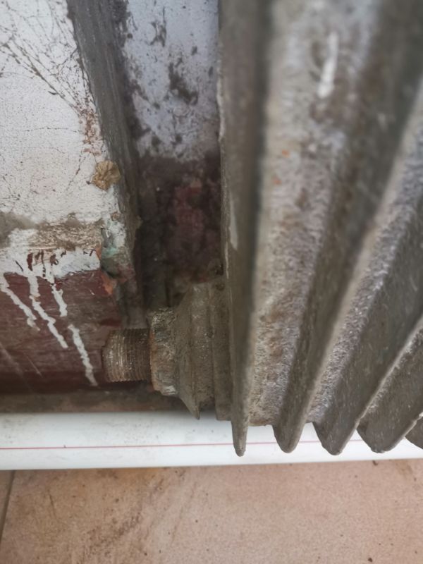 暖气放气螺丝锈死拧不下来妙招,暖气过滤网螺丝的正确拆卸方法