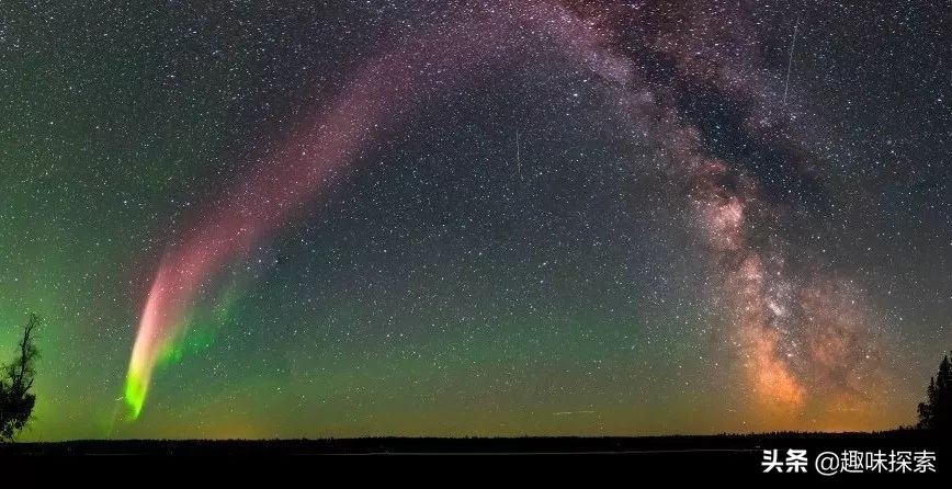 有如一把光刀直插云霄！加拿大夜空紫色光芒已被解释，跟极光无关