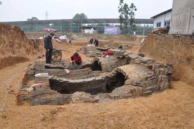 农村屋子后面有坟可以申请迁走吗,农村房屋后面有坟怎么办