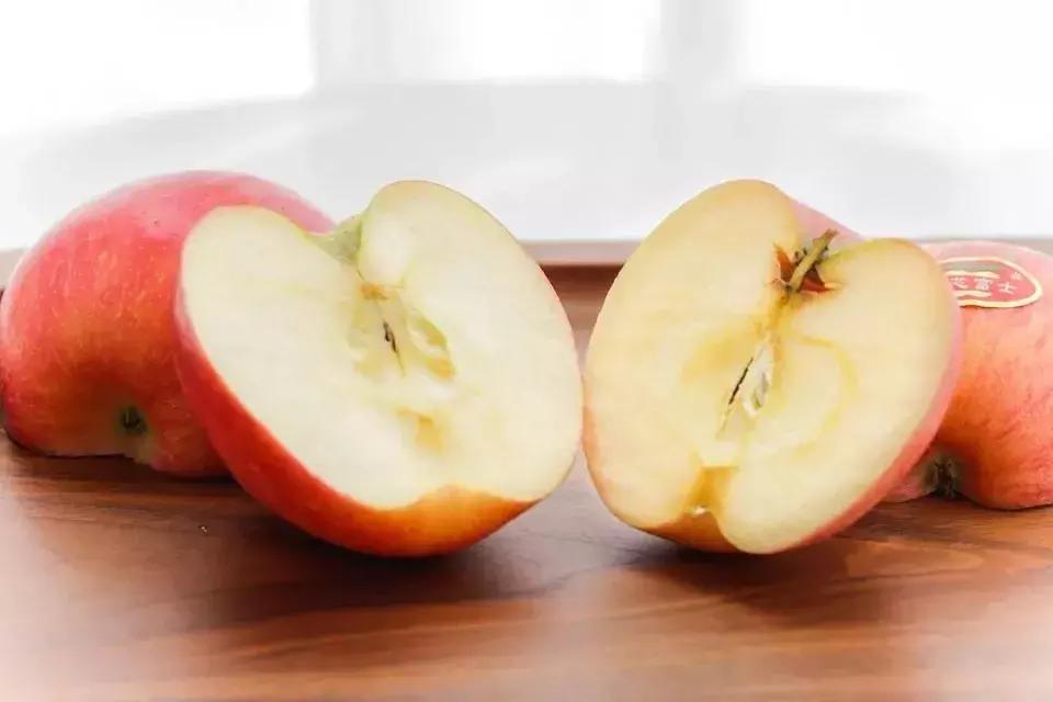 维生素C真美白吗,维生素b2和维生素c的神奇功效