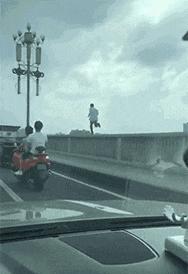 空中一字马搞笑图,一个突如其来的一字马