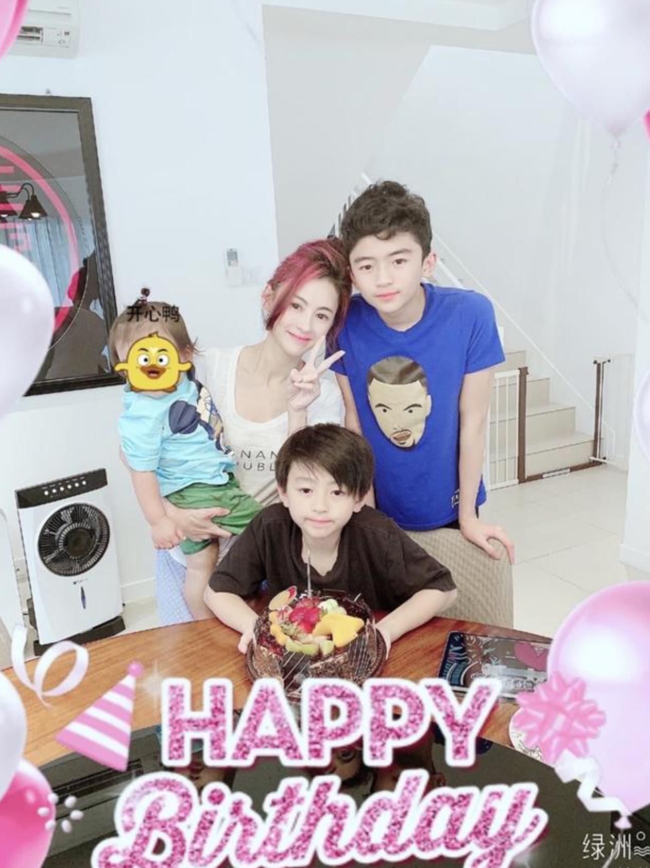 张柏芝为儿子买圣诞礼物，平价购物仅花六百元，满载而归乐在其中