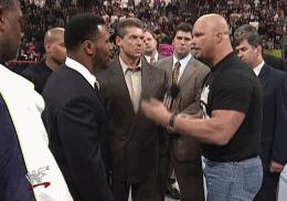 拳王暴打wwe,施瓦辛格一拳打倒wwe