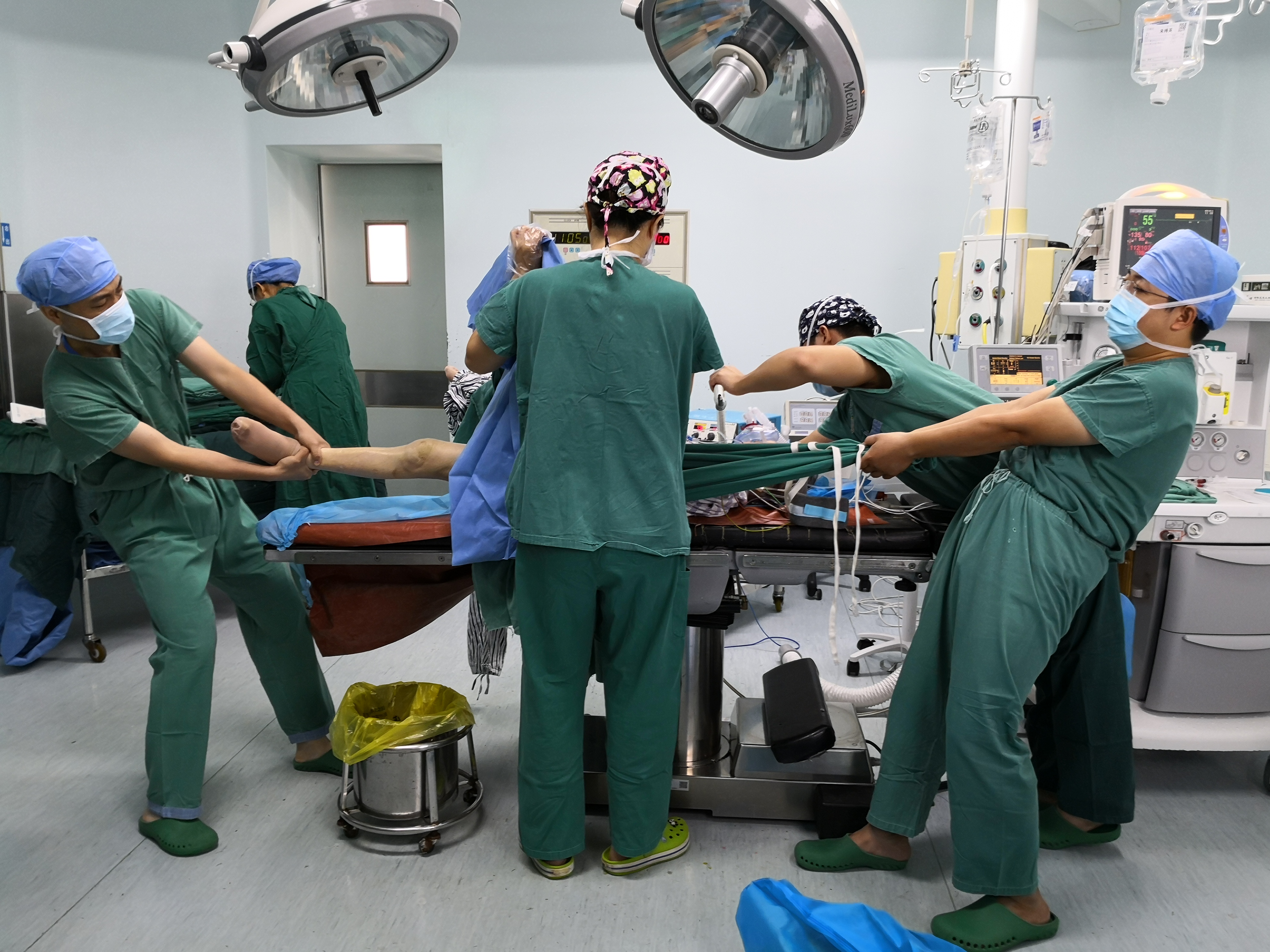 老人摔一跤屁股骨折,老人一屁股坐在地上大腿骨折